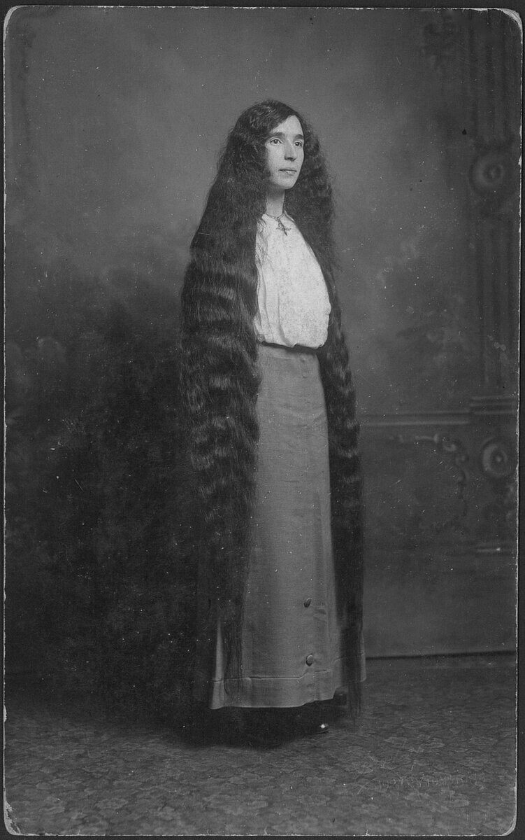 Женщины конца XIX века с бесконечно длинными волосами, от которых невозможно оторвать взгляд