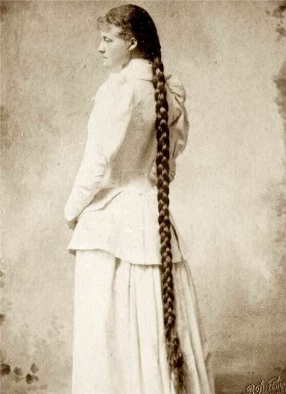 Женщины конца XIX века с бесконечно длинными волосами, от которых невозможно оторвать взгляд