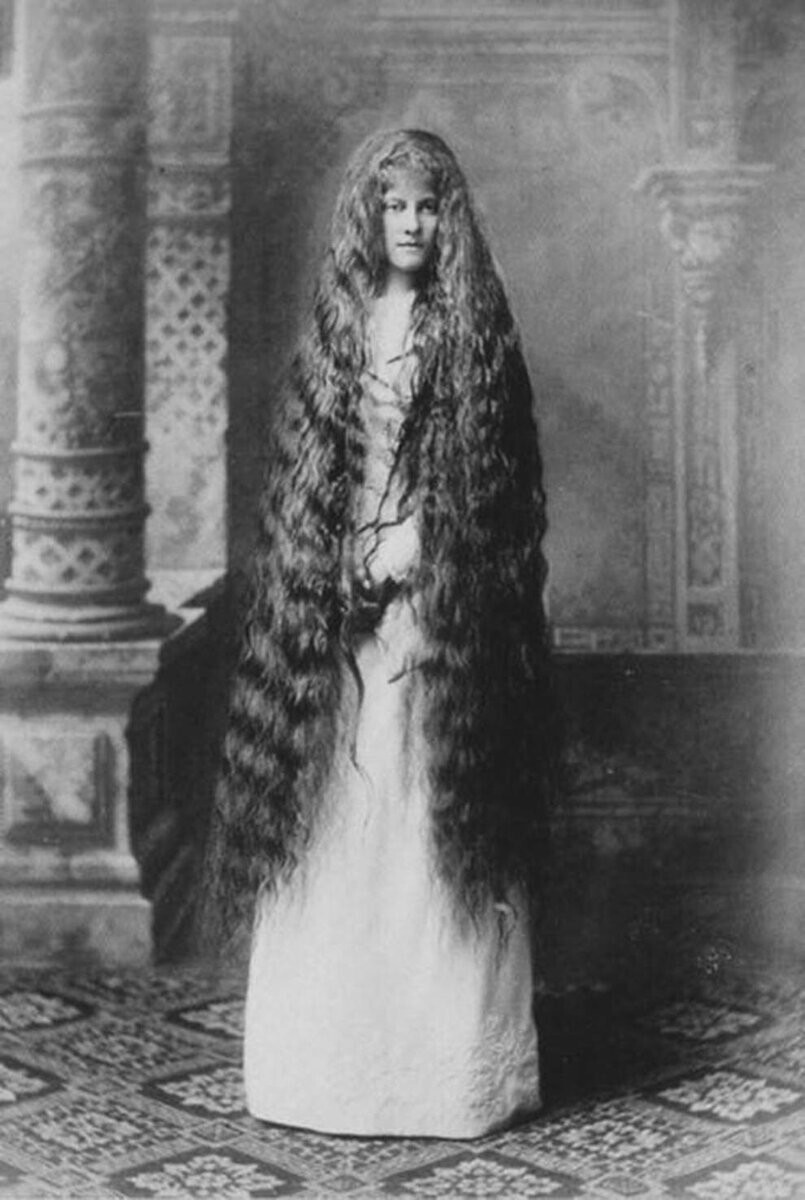 Женщины конца XIX века с бесконечно длинными волосами, от которых невозможно оторвать взгляд