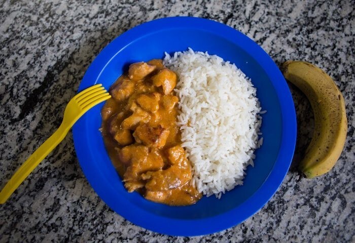 На голодный желудок не смотреть: дети из разных стран показали, чем их кормят в школах