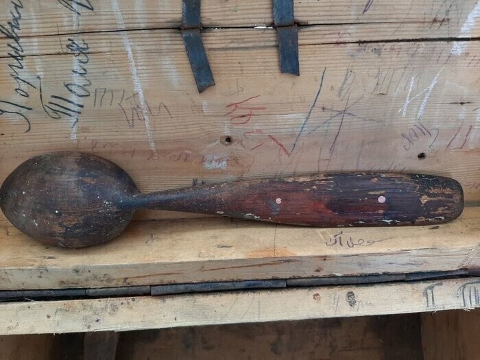 Мужчина нашел в «заброшке» старинный сундук со старинными вещами