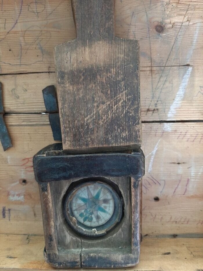 Мужчина нашел в «заброшке» старинный сундук со старинными вещами