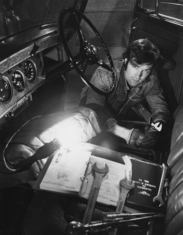 9 января 1973 года. Британский актер Майкл Биллингтон ремонтирует свой Bentley. Фото Ian Tyas.