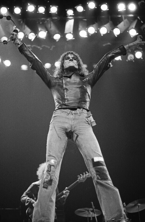 7 января 1973 года. Майкл Де Баррес, фронтмен британской глэм-рок группы Silverhead.