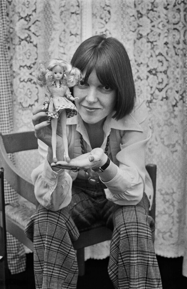 14 января 1973 года. Британский модельер Мэри Куант на презентации своей новой куклы Дейзи.