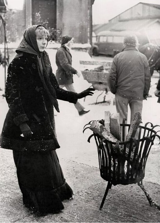 Январь 1973 года. Англия, Хартфордшир. Постановочное фото с актрисой Анной Рэймонд Мэсси на тему угольного кризиса в связи с забастовкой шахтеров.