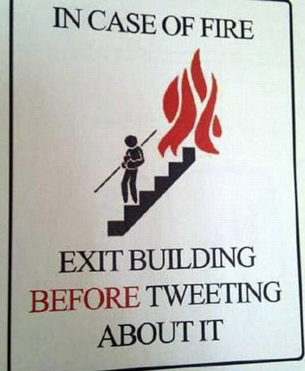 В случае пожара покинуть здание, а затем написать об этом в соцсетях, а не наоборот