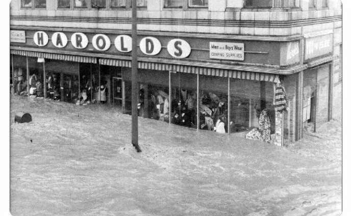 Наводнение после мощного ливня в Эдмиле, штат Нью-Йорк, июнь 1972