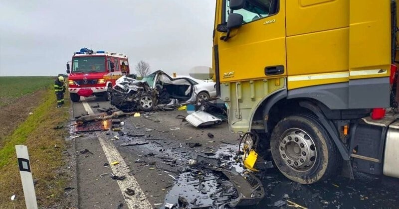 Авария дня. Столкновение легкового автомобиля с грузовиком в Словакии