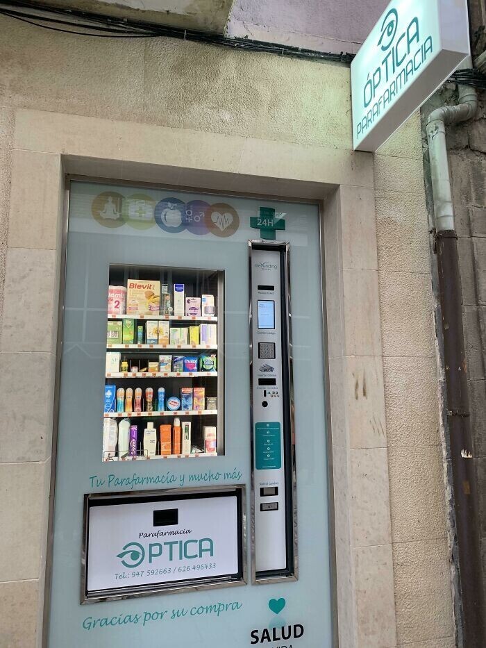 16. В аптеке в Испании есть круглосуточный торговый автомат на улице. Удобно ночью, когда аптека закрыта
