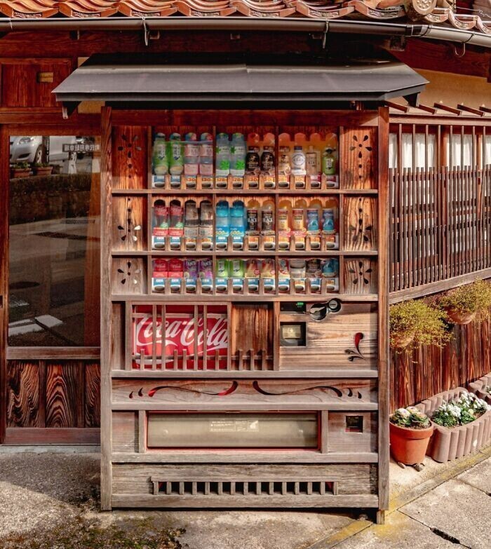 5. Торговый автомат по продаже напитков, который вписывается в историческую архитектуру (Япония)