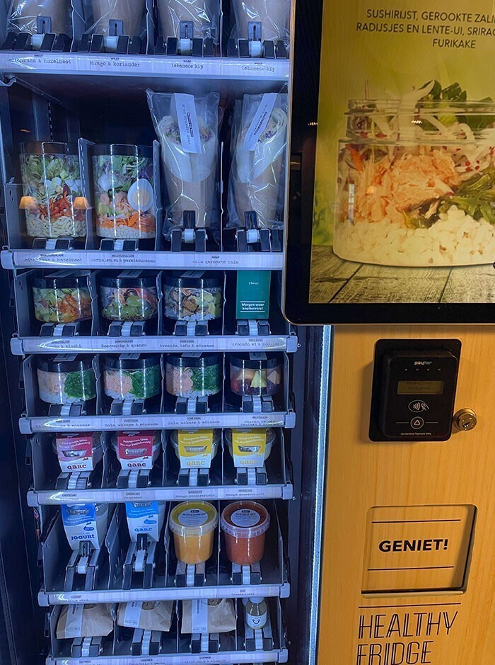 10. Этот торговый автомат в больнице продает здоровую и доступную еду