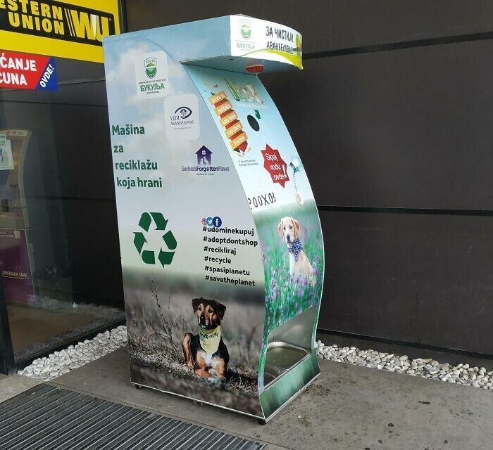 7. В Сербии также начали устанавливать автоматы для переработки мусора, которые в ответ выдают порцию корма для бездомных животных