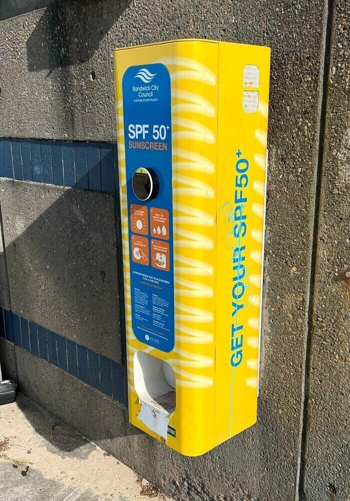 6. Автомат по раздаче солнцезащитного крема на пляже Сиднея
