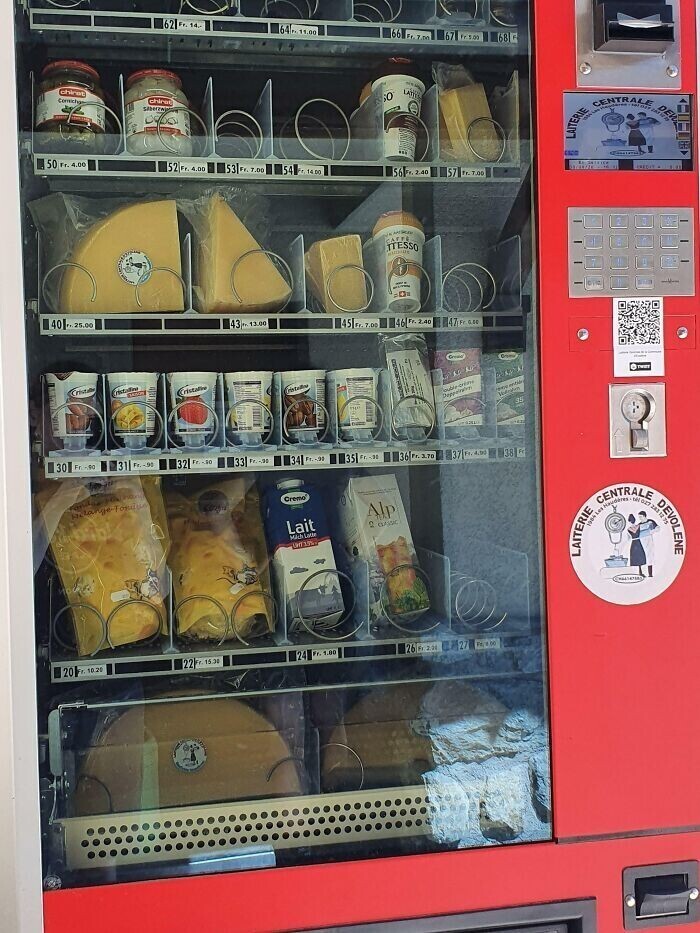 23. Автомат по продаже сыра в горной деревне в Швейцарии