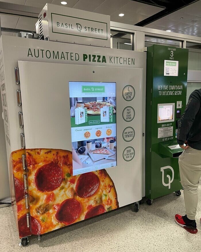 30. Автомат по продаже пиццы в аэропорту Сан-Антонио (Техас). Готовит пиццу за 3 минуты