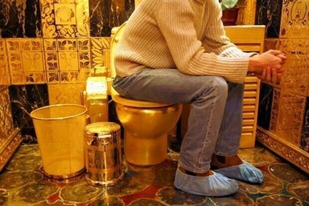 Полностью золотой туалет