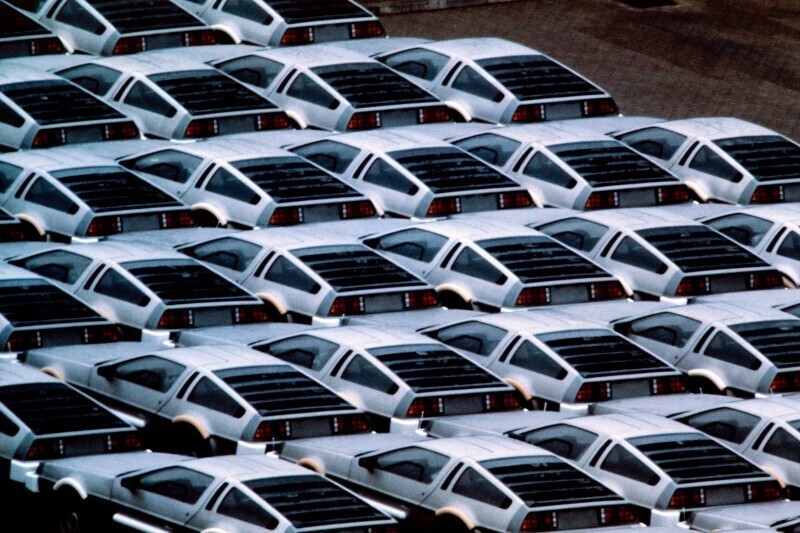 Автомобили DMC DeLorean на заводе DeLorean Motor перед экспортом в США. 1980-е