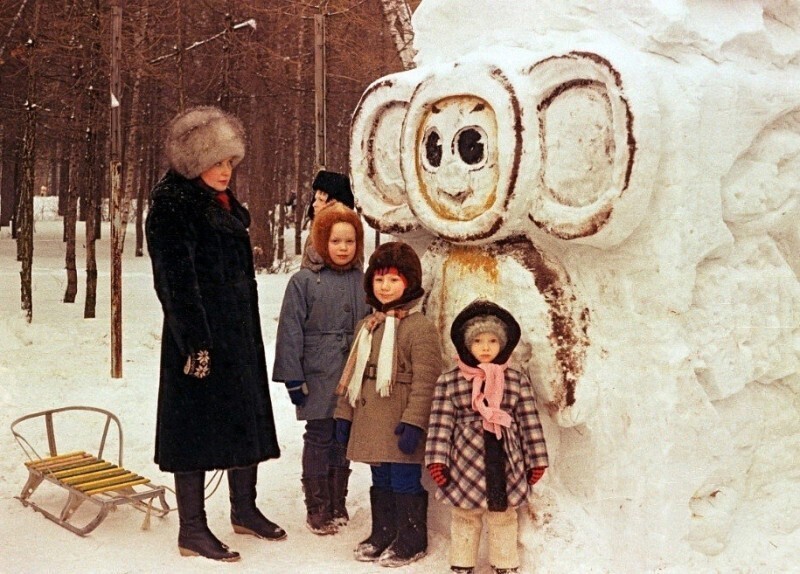 Снежный Чебурашка в Лыткарино Московской области. Фото В. Добрикова, 1985 год