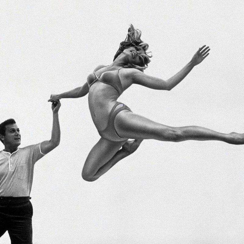 Тони Кёртис и грациозная Шэрон Тейт на съемках фильма "Не гони волну", 1967 год