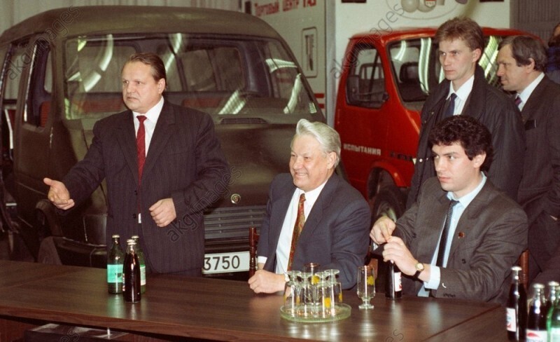 Президент России Борис Ельцин и губернатор Нижнего Новгорода Борис Немцов сидят за столом на встрече с руководством Горьковского автомобильного завода, Нижний Н. Январь, 1992 год