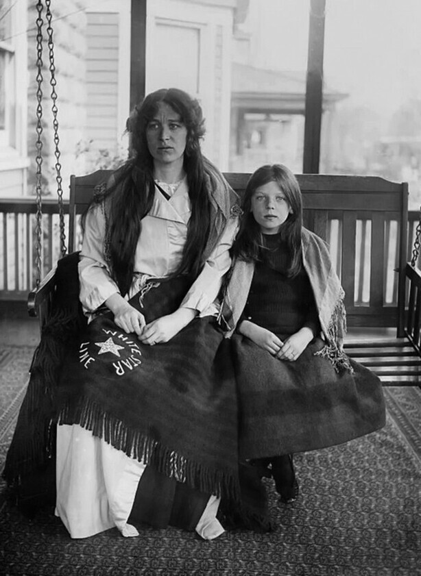 Выжившие после катастрофы на "Титанике" Марджери и Шарлотта Кольер в Нью–Йорке сразу после крушения, 1912 год