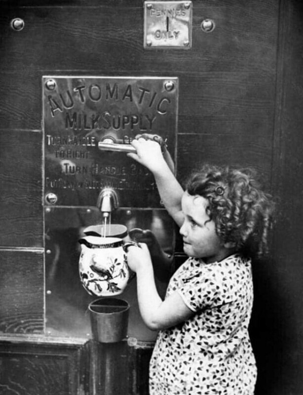 Автомат по продаже молока в Лондоне, 1940 год