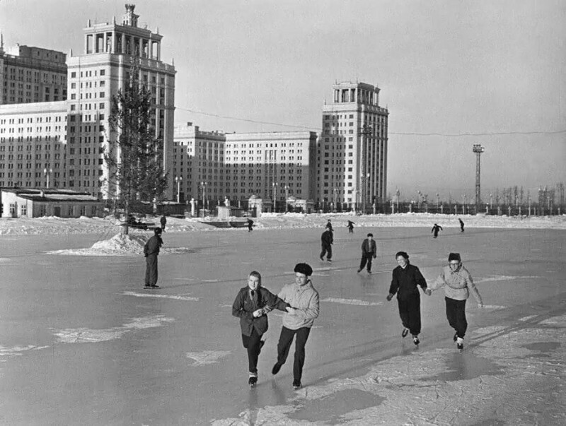 Ледовый каток у главного корпуса МГУ, 1955 год
