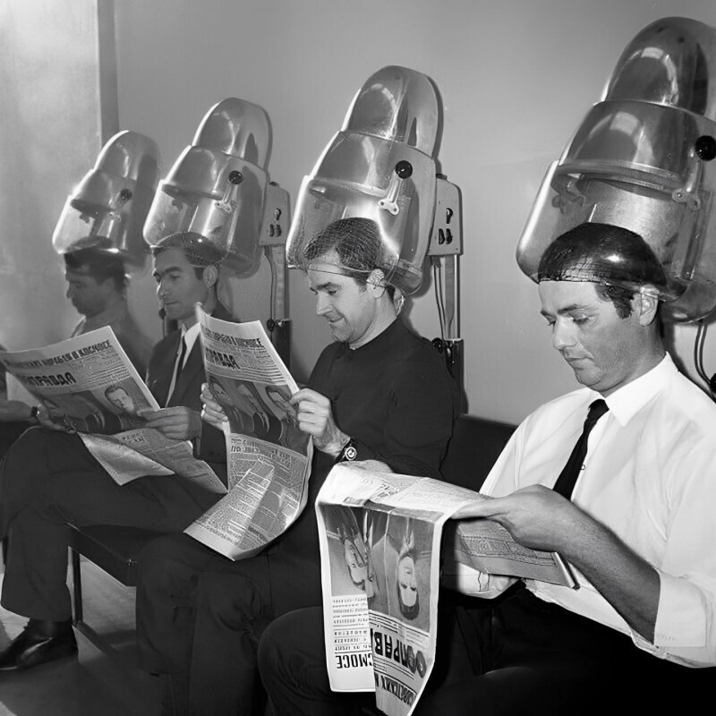 Клиенты парикмахерской читают новости о полете космических кораблей "Союз-4" и "Союз-5", Москва, СССР, 1969 год