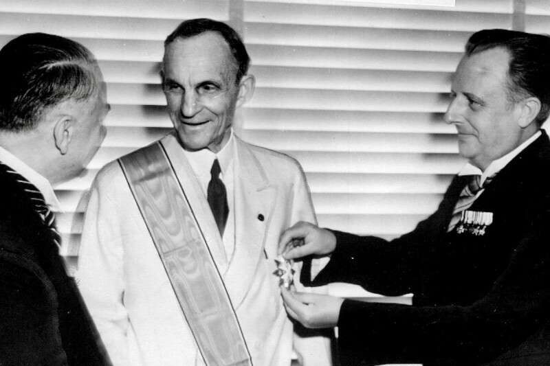 Генри Форд получает Большой крест Немецкого орла от нацистов 30 июля 1938 года, в день своего 75-летия