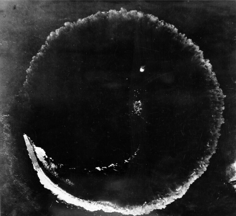 Вид с воздуха на японский авианосец Sōryū, уклоняющийся от воздушной атаки во время битвы за Мидуэй, 1942 год