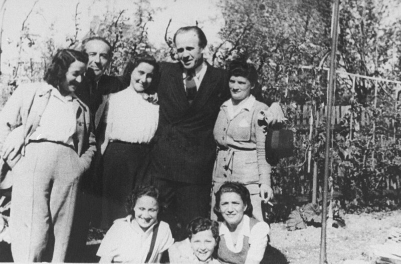 Оскар Шиндлер (второй справа) позирует с группой спасенных им евреев, 1946 год