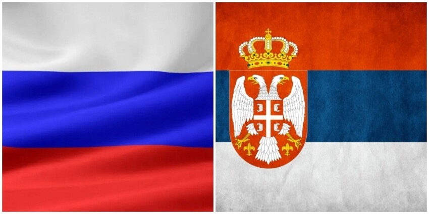 Слева — флаг России, справа — Сербии