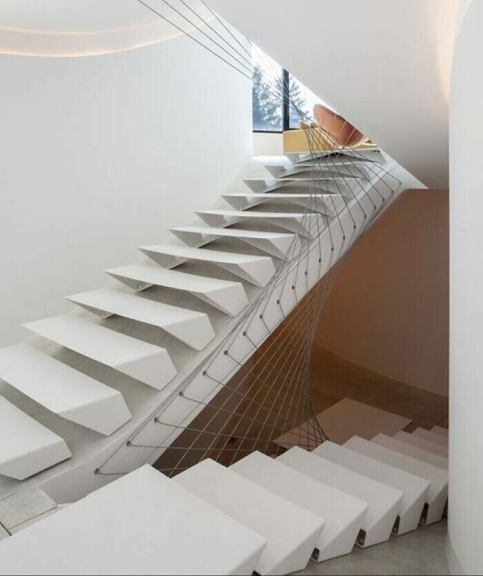 Смертоносные лестницы - популярная у архитекторов тема