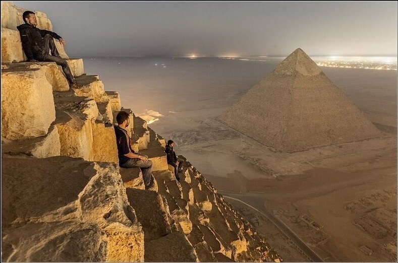 Многие хотели бы взобраться на вершину египетской пирамиды, но нельзя