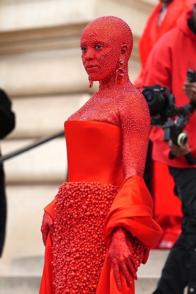 Кошмар трипофоба: певица Doja Cat покрыла себя 30 000 кристаллов к Парижской неделе моды