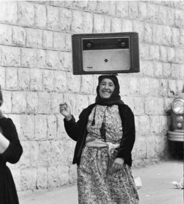 Женщина переносит радиоприёмник. Палестина , 1959 год