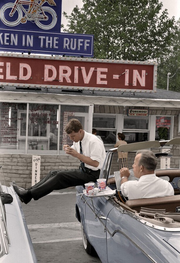 Роберт Кеннеди, отдыхающий от предвыборной кампании, фото раскрашено