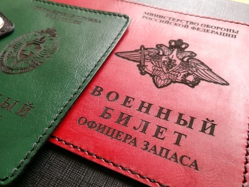 В Госдуму внесли проект о предъявлении военного билета при получении прав и при прописке