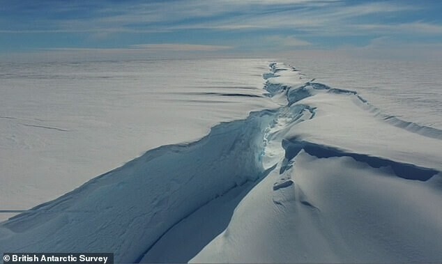 Гигантский айсберг чуть не унес в море полярников