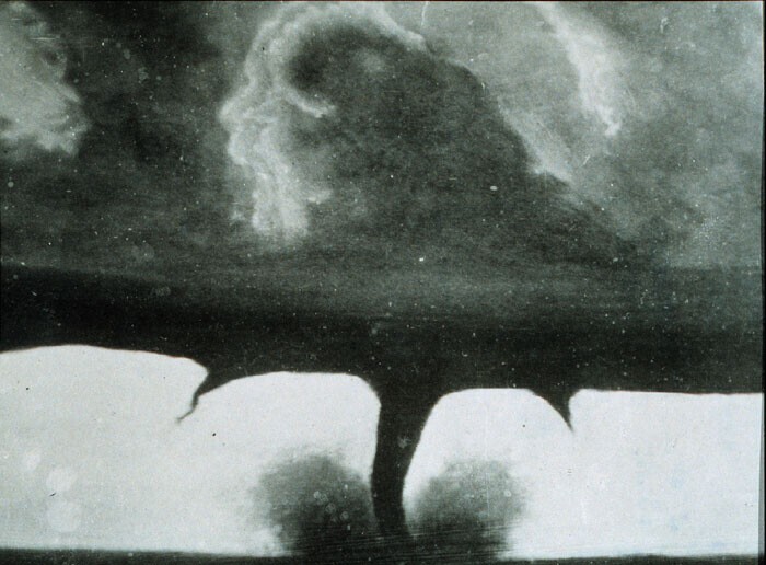 Первый снимок торнадо (1884)