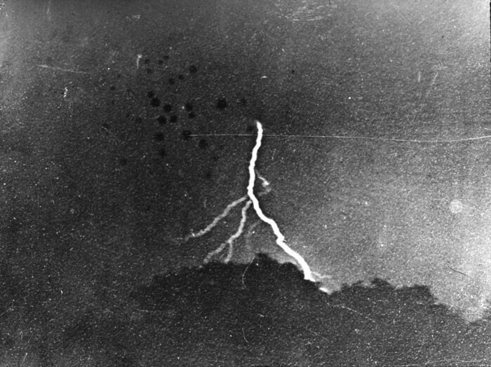 Первое фото молнии (1882)