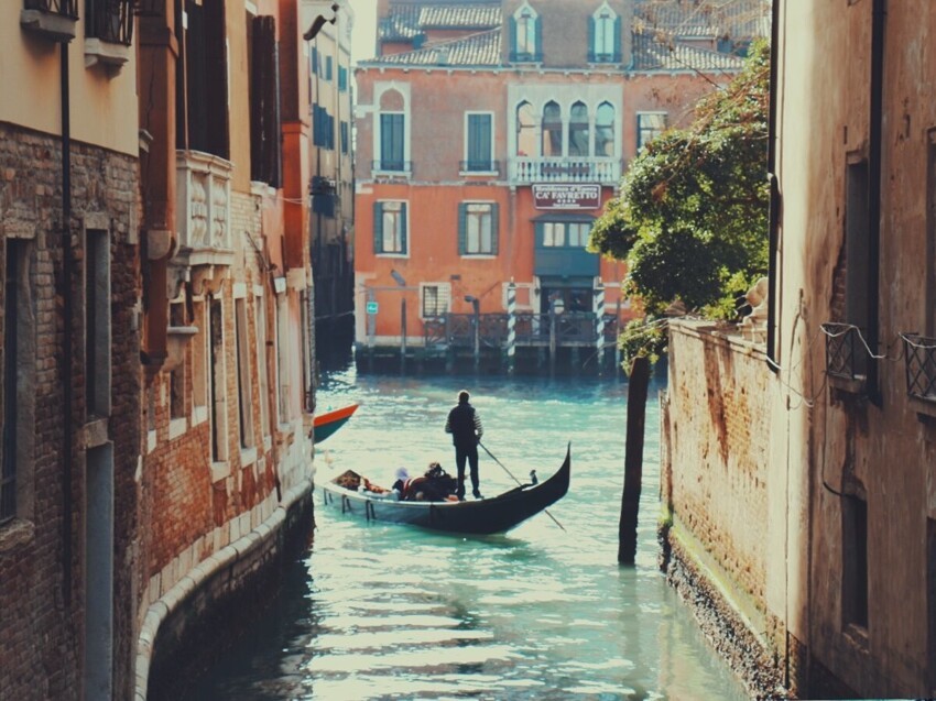 Почему в Венеции все гондолы чёрные