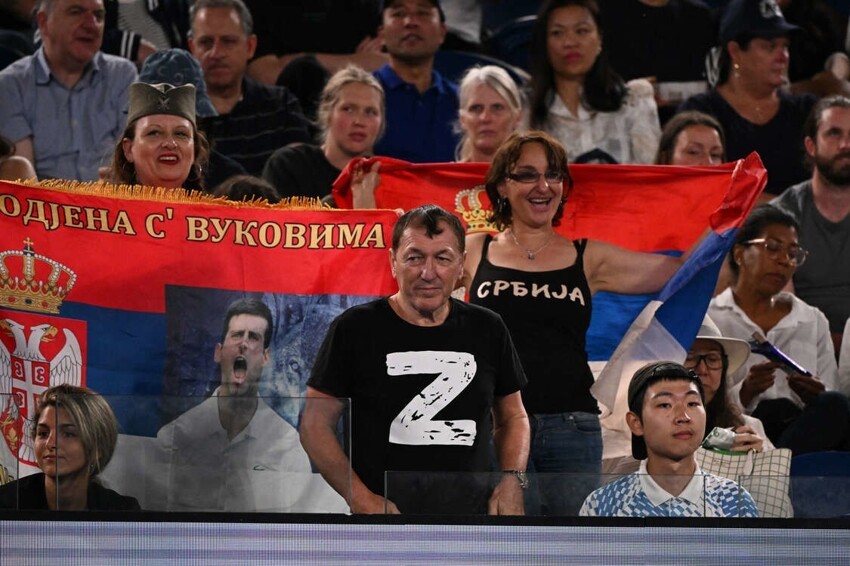 «Да здравствует Россия»: отца теннисиста Джоковича заметили с российским флагом на АО-2023 в Мельбурне