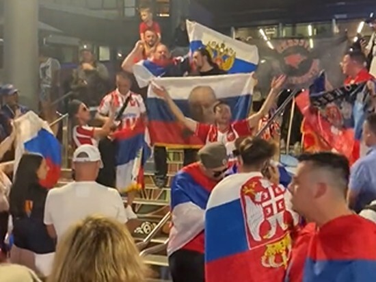 «Да здравствует Россия»: отца теннисиста Джоковича заметили с российским флагом на АО-2023 в Мельбурне