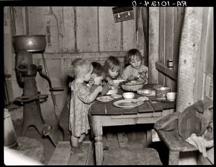 Малыши обедают, 1936 год