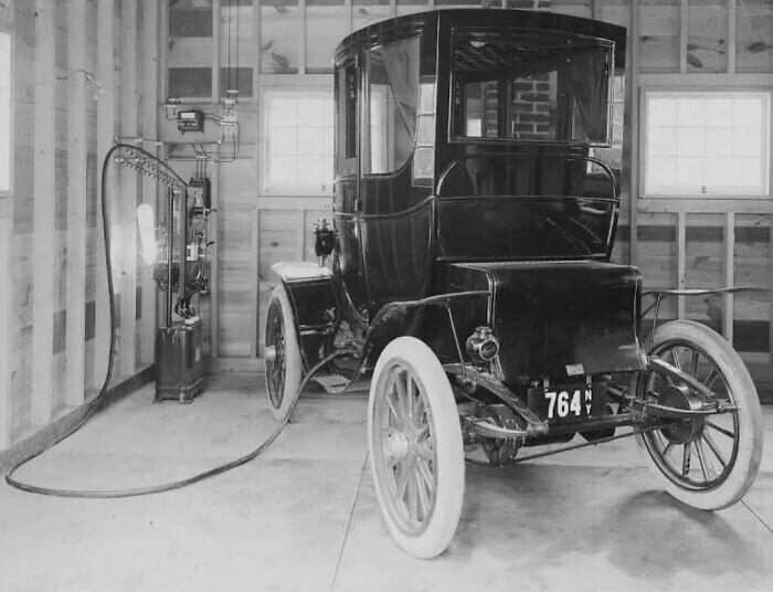"Подзарядка" электро-автомобиля в гараже, Нью-Йорк, 1911
