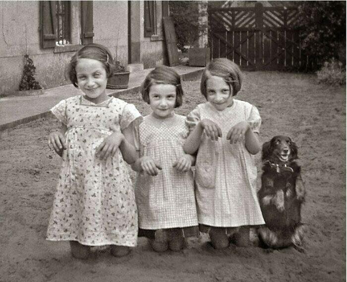 Три девочки и собака, 1930