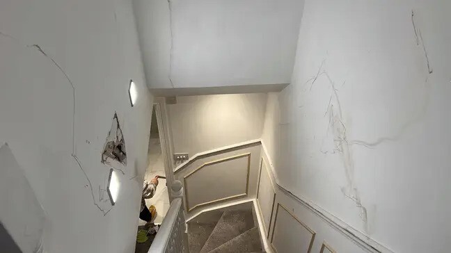 Неудачный переезд: грузчики намертво заперли лестницу диваном