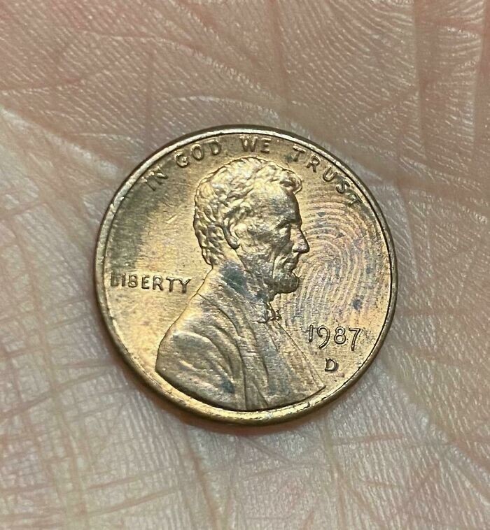 3. "Почему на этой монете есть отпечаток пальца? Он впечатался, и монета заметно изношена в этой области"